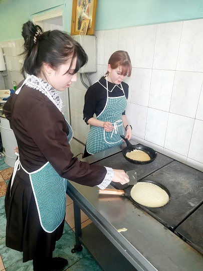 В школьной столовой.
