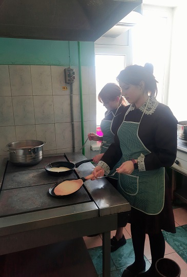 В школьной столовой..